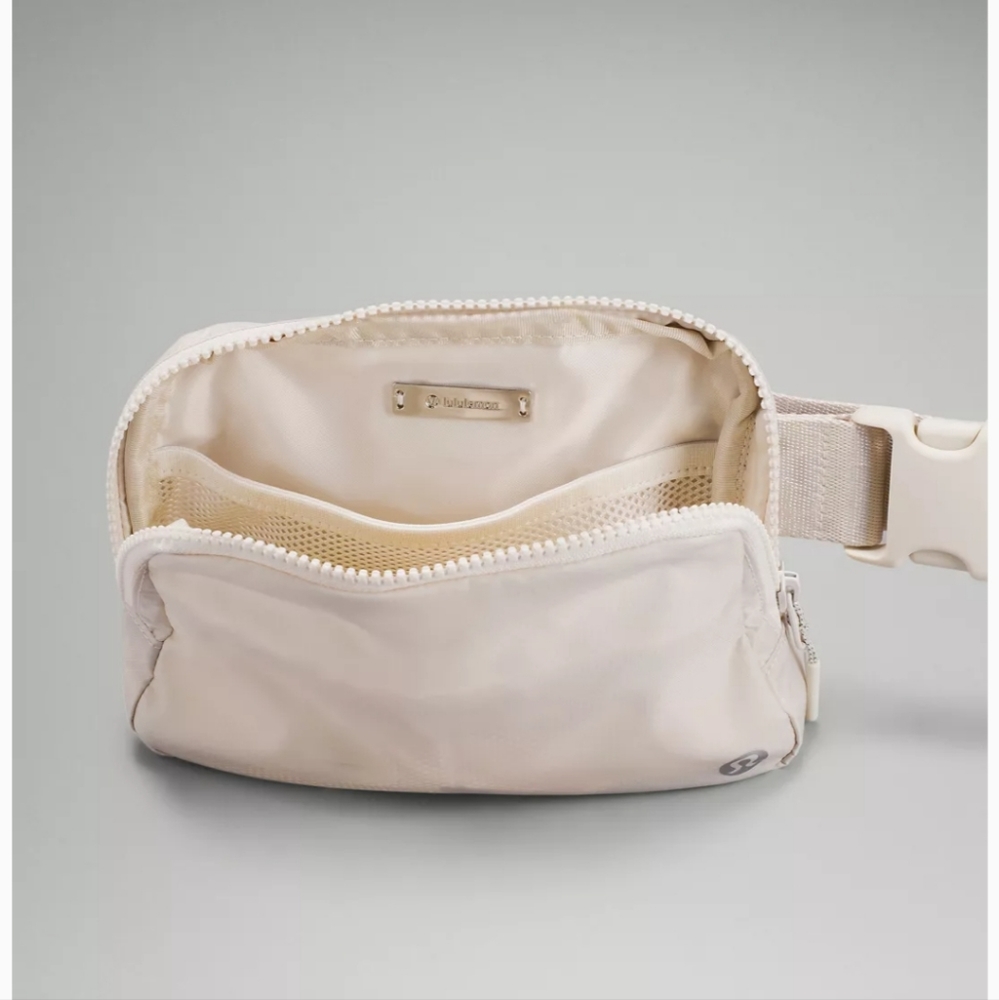 🆕️ LULULEMON EVERYHERE BELT BAG - WHITE OPAL - Picture 7 of 14